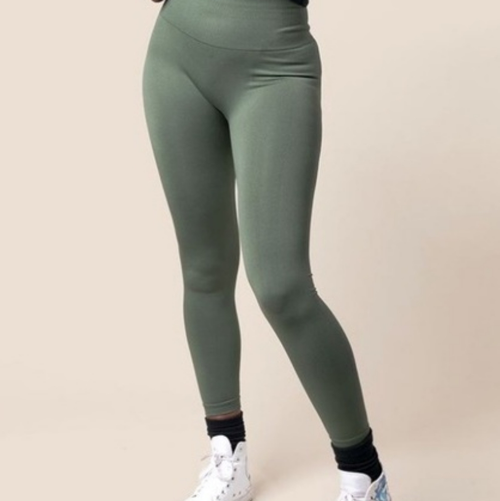 Paragon Native Seamless Olive green EUC